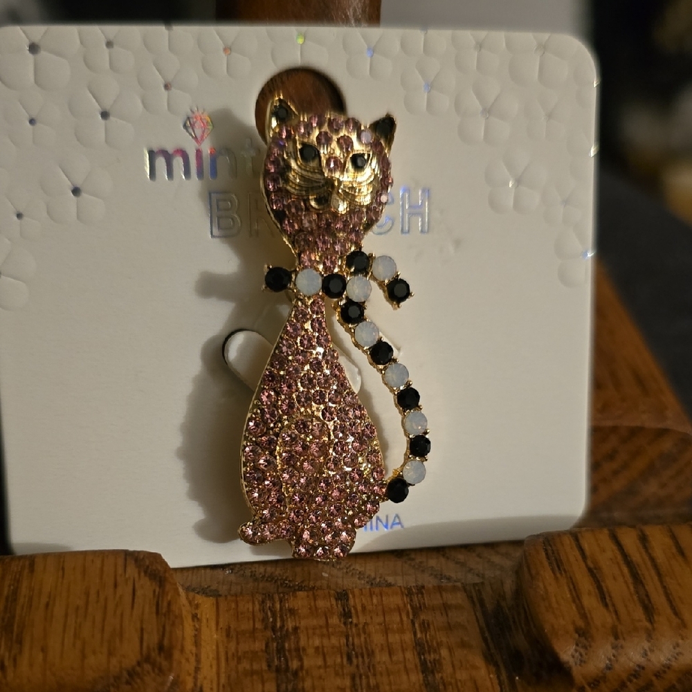 Pink and Gold Cat Brooch - Picture 2 of 3
